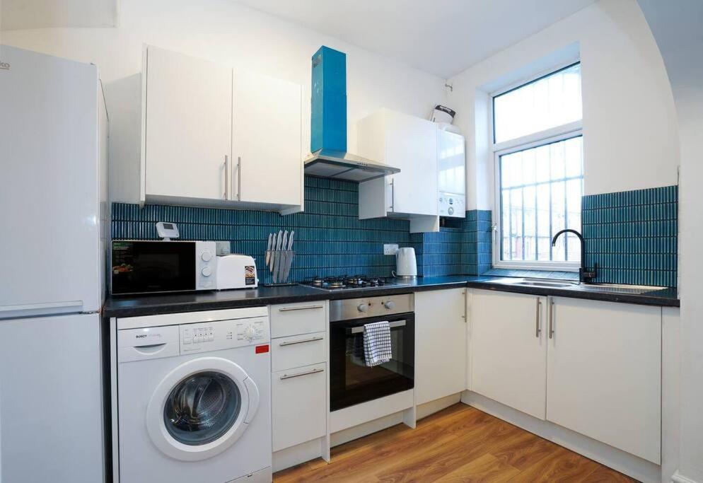 3 Bedroom Home With Free Parking ลีดส์ ภายนอก รูปภาพ